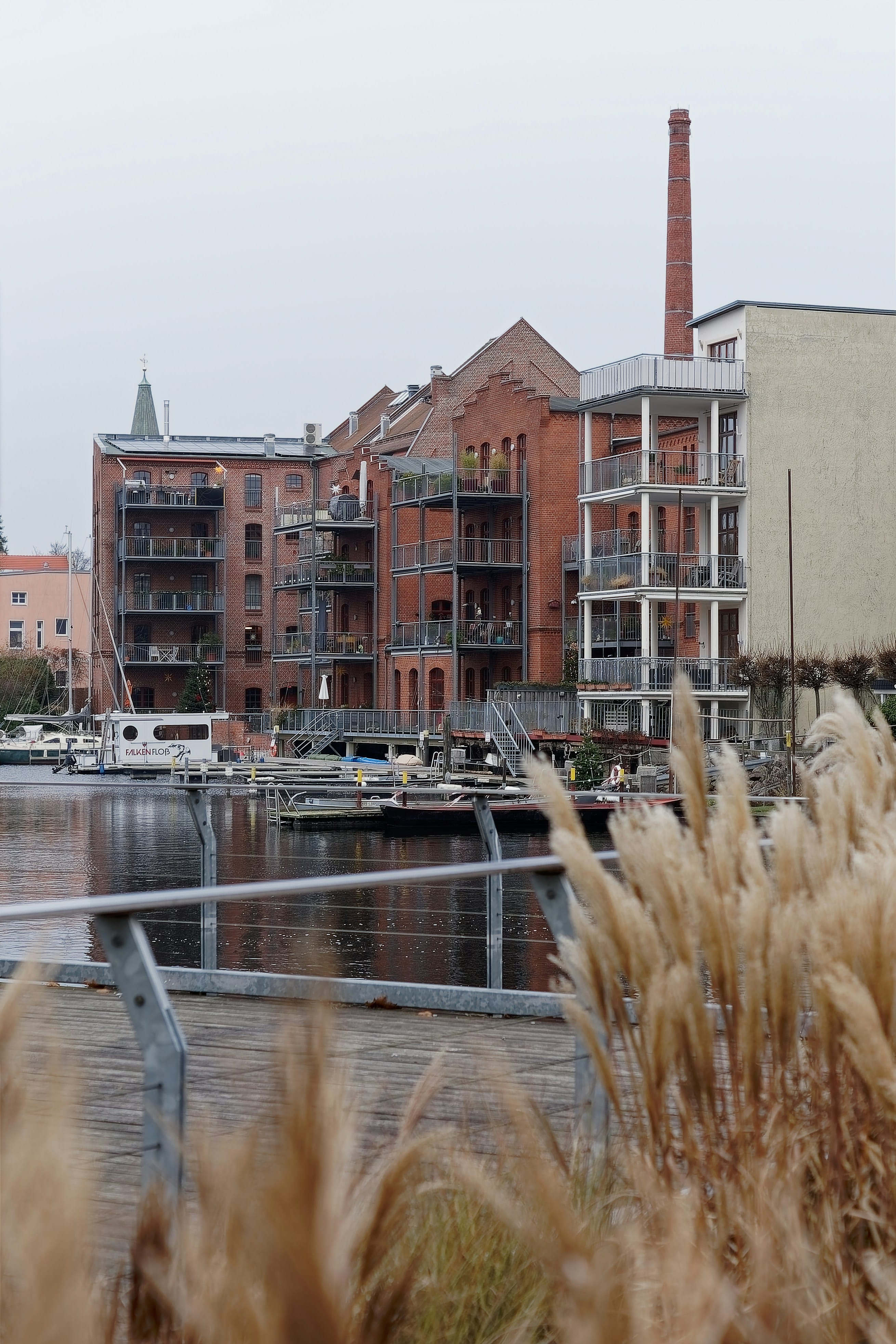 Mit Weitblick auf die Wellen: Warum wir gerne am Wasser wohnen