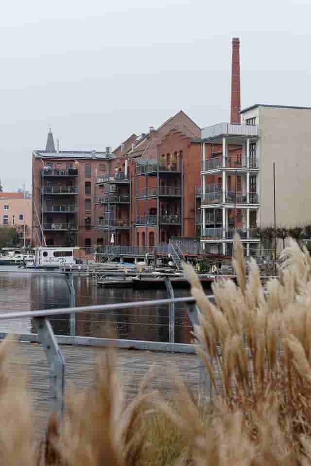 Mit Weitblick auf die Wellen: Warum wir gerne am Wasser wohnen