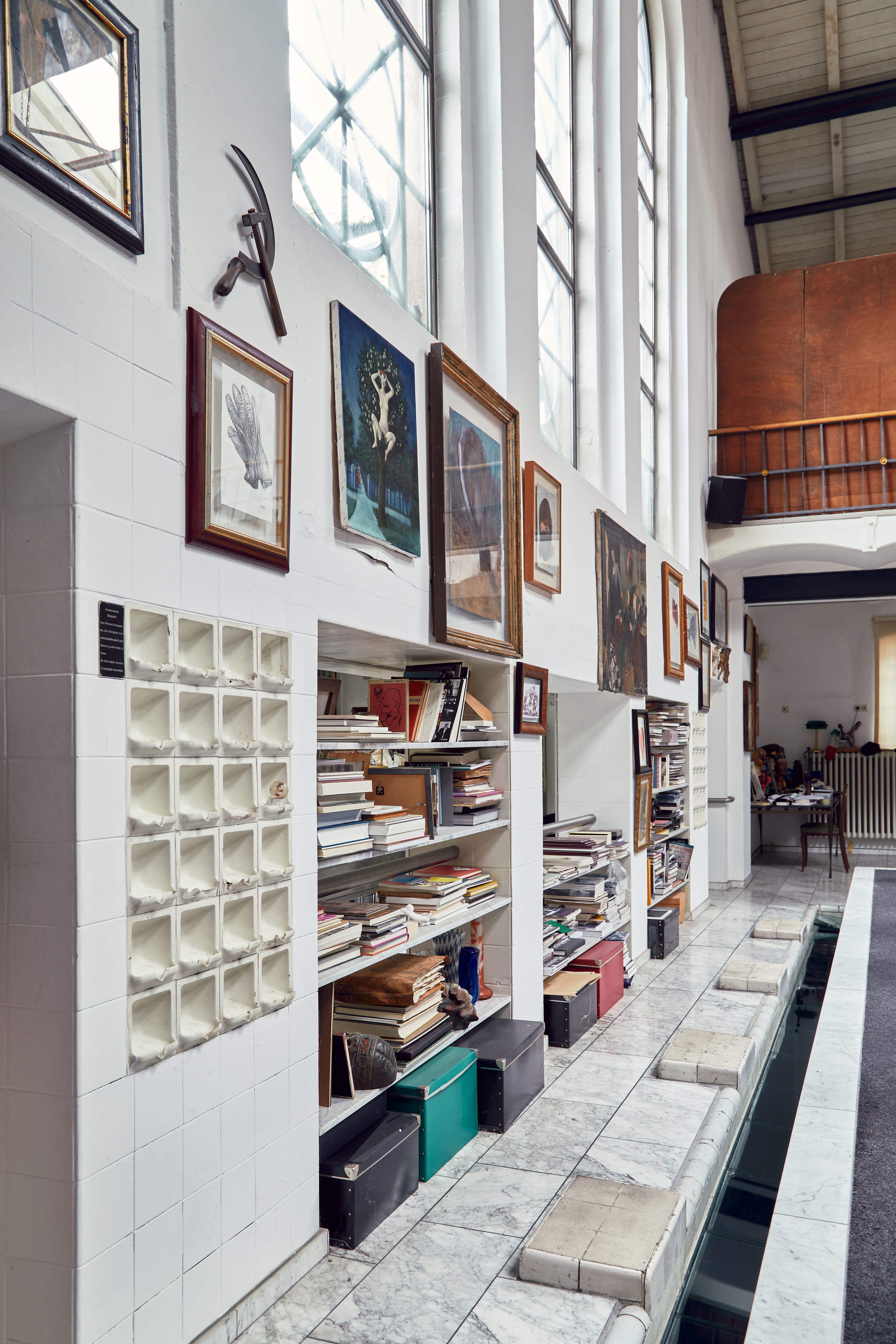 Erhaltene Details der ehemaligen Schwimmhalle